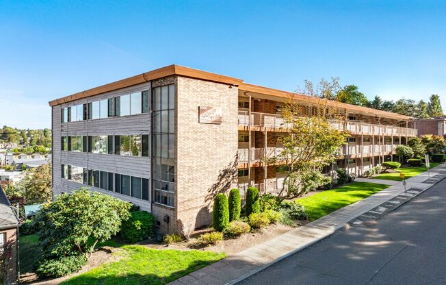 Studio, 1 bath, 370 sqft, $1,325, Unit 307