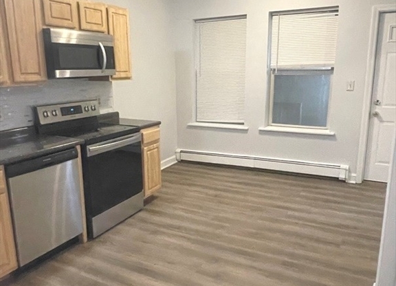 4 beds, 1 bath, 1,200 sqft, $4,000, Unit 3(2B)