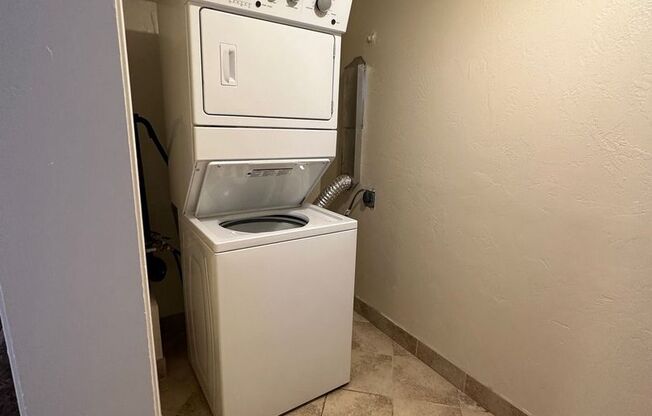 2 beds, 1 bath, $1,185, Unit 1154 #2 (Bottom Unit)