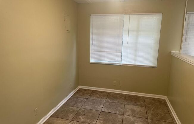 2 beds, 1 bath, 850 sqft, $750, Unit B