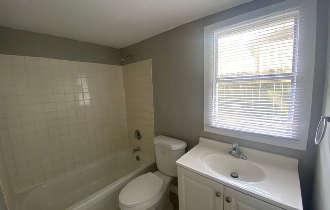 Studio, 1 bath, 380 sqft, $695, Unit 610 Edgewood Avenue B