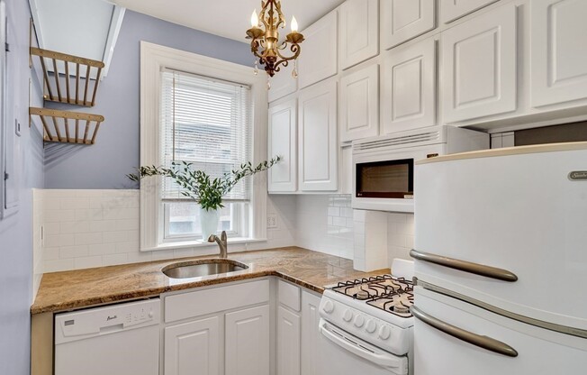 Studio, 1 bath, 302 sqft, $2,450, Unit 22