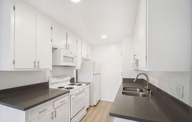 1 bed, 1 bath, 700 sqft, $1,698, Unit 11