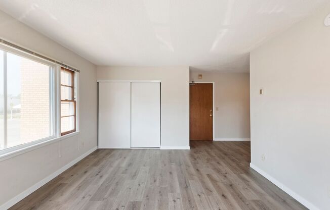 Studio, 1 bath, 350 sqft, $1,087, Unit 19