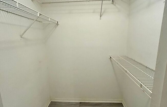 2 beds, 1 bath, $1,995, Unit APARTMENT 827