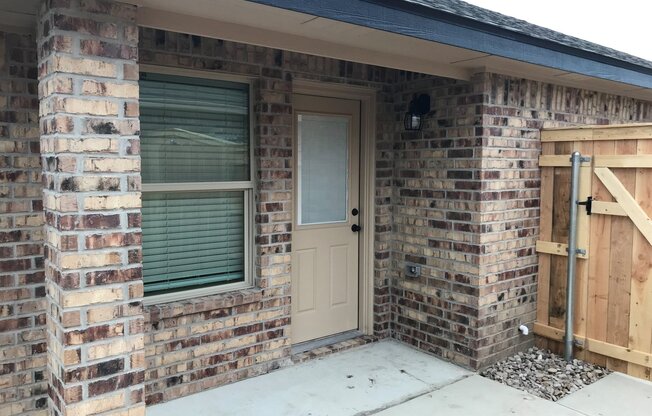 3 beds, 2 baths, $1,350, Unit A