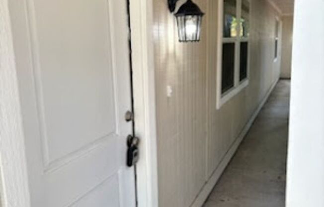 Beautiful newly remodeled 2/1 apartment!