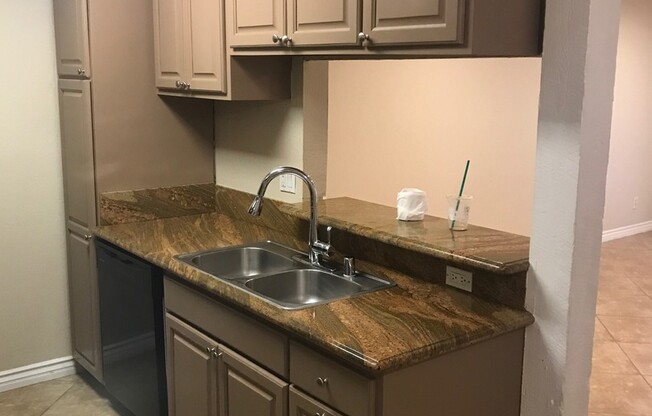 Santa Ana - 1 Bedroom 1 Bath Downstairs Corner Unit with Patio