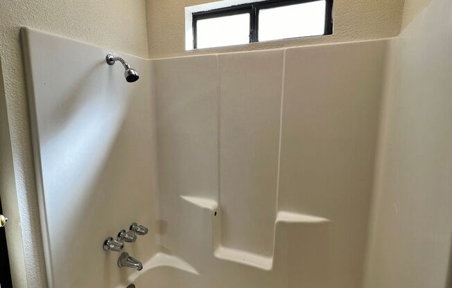 2 beds, 1.5 baths, $1,595, Unit Unit G