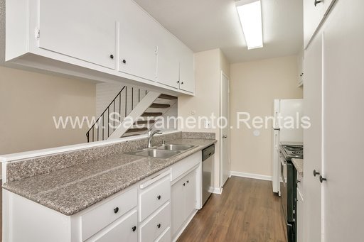 2 beds, 1 bath, $1,595