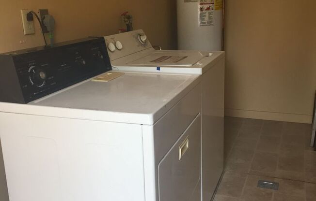 2BD/1BA Rustic Home Near Campus