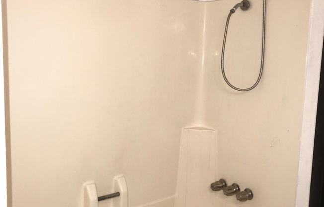 BEAUTIFUL 2 BEDS 1 1/2  BATHROOM APARTMENT PLUS 1 CAR GARAGE MLOVE IN SPECIAL