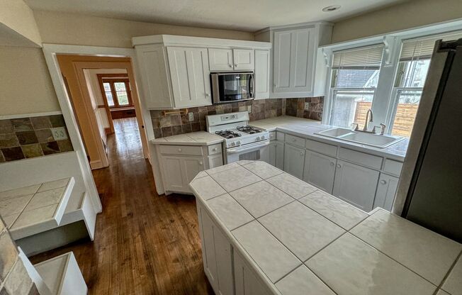 6809 W Wells