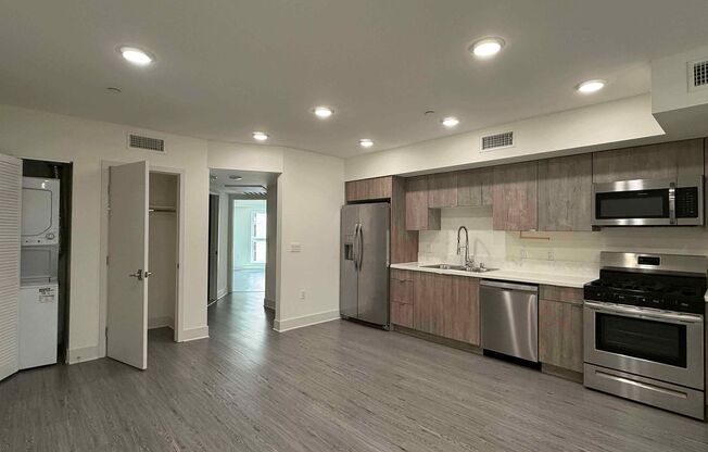 2022 W Sunset Boulevard
