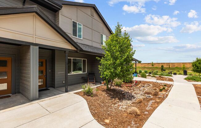 3 beds, 2.5 baths, $2,395, Unit UNIT 4