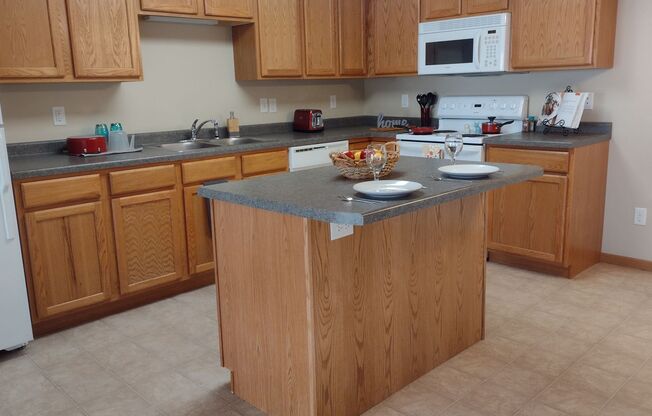 2 beds, 2 baths, 1,014 sqft, $1,415, Unit 1830-303