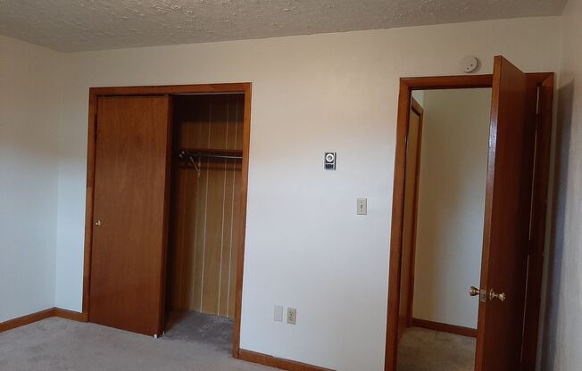 2 beds, 1 bath, 903 sqft, $1,170, Unit J-9