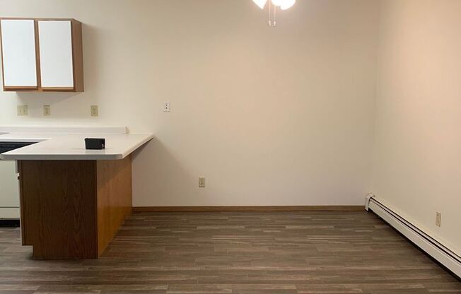 2 beds, 1 bath, $1,025, Unit 1704-102