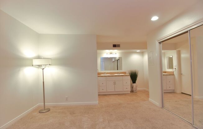 1 bed, 1 bath, $2,000, Unit C24