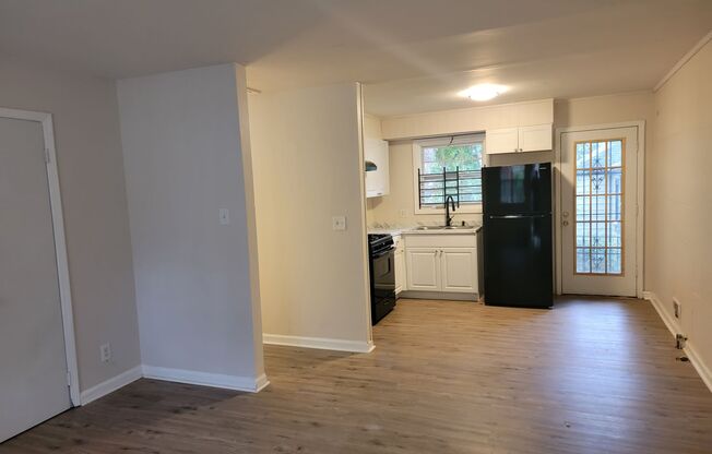 2 beds, 1 bath, $1,295, Unit 1468 Clermont Ave Unit B East Point, GA 30344