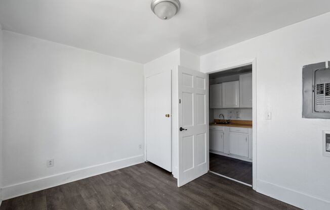 2 beds, 1 bath, 800 sqft, $899, Unit 103 W Lincoln Ave #9