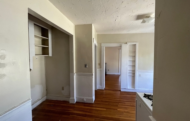 2 beds, 1 bath, 800 sqft, $2,500, Unit 3L