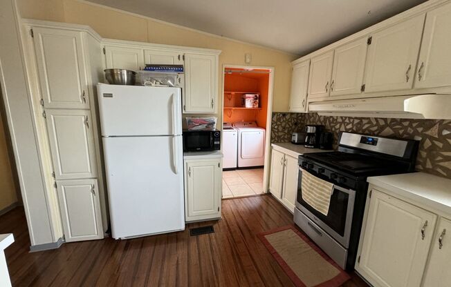 SPACIOUS 3 BEDROOMS & 2 BATH HOME 6 - 11 MONTH LEASE ONLY** SHORT TERM LEASE OFFER ONLY