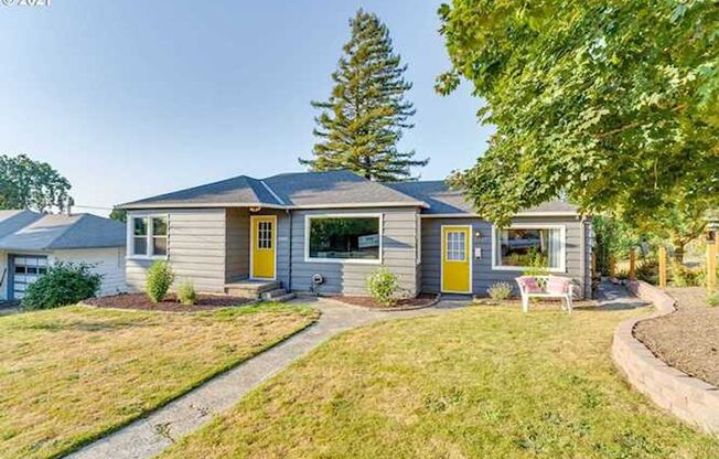 Oregon City - Three Bedroom Bungalow, Completely Renovated Beautiful Back Yard !!!