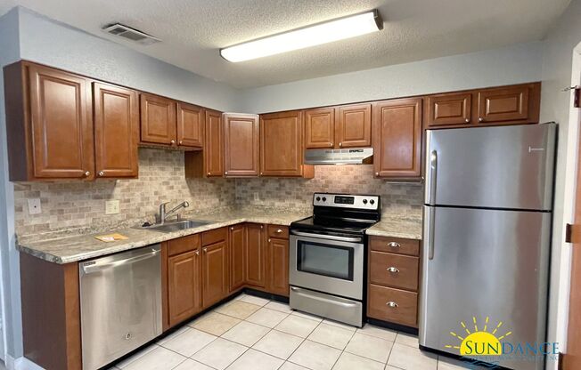 Nice 2 Bedroom End Unit: MOVE IN SPECIAL!