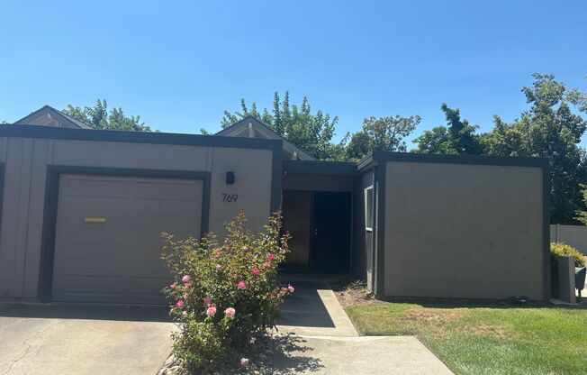 Lovely, 2 Bedroom 1.5 bath townhome nestled in the great town of Livermore.