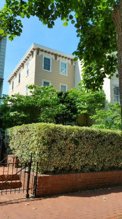 2 beds, 1 bath, 1,200 sqft, $5,750