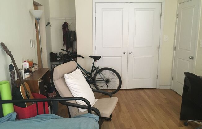 Studio, 1 bath, 270 sqft, $965, Unit 100