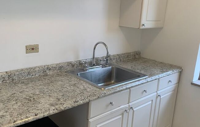 3 beds, 1 bath, $2,195, Unit 206D