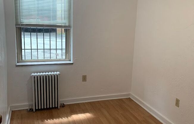 3 beds, 1 bath, $2,195, Unit 206D