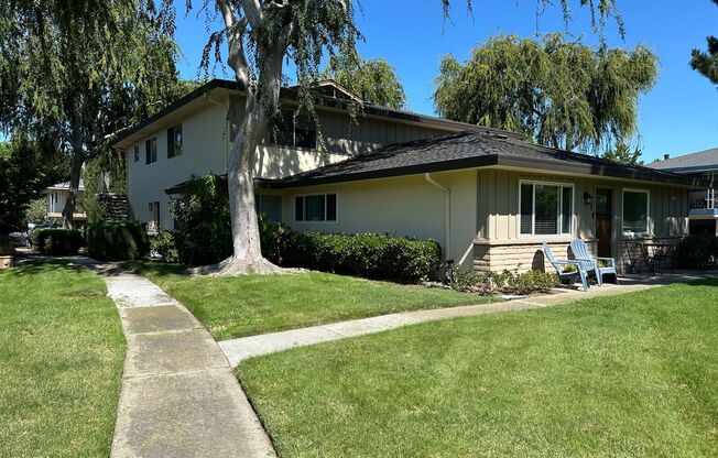 Townhouse 2 bedroom 1 bath, new paint. new floors