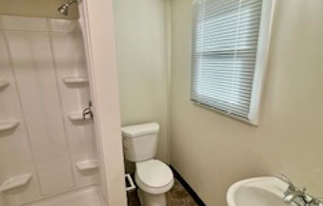 Studio, 1 bath, $750, Unit 5