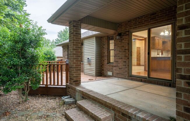 BEAUTIFUL FULLY FENCED HOME IN NIXA SCHOOL DISTRICTS