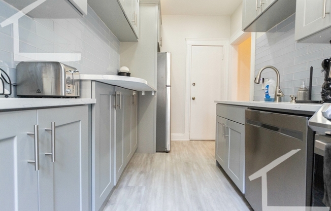 3 beds, 1 bath, $4,500, Unit 21