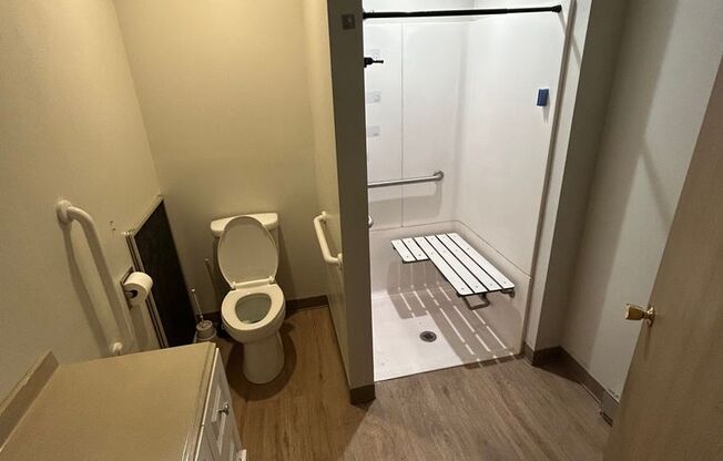 2 beds, 1 bath, 2 sqft, $1,095, Unit 1038 Fond du Lac Ave Unit 201