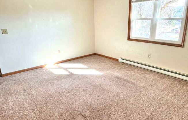 2 beds, 1 bath, 903 sqft, $1,170, Unit J-4