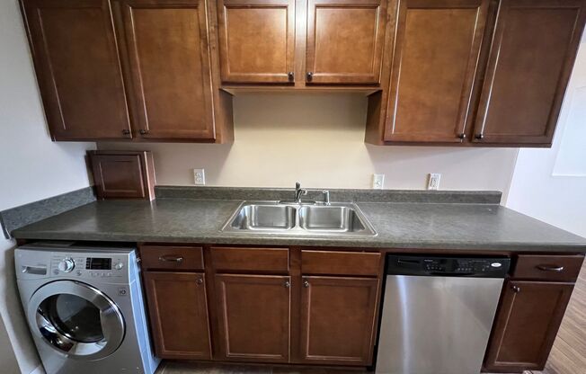 2 beds, 1 bath, 800 sqft, $1,395, Unit 601 - Unit 205 B800