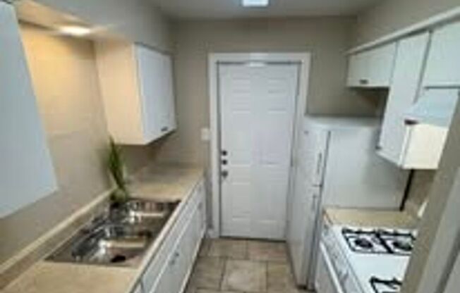 3 beds, 2 baths, 1,250 sqft, $1,850, Unit 263