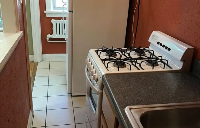 Studio, 1 bath, $825, Unit 32