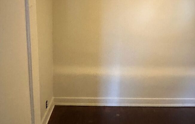 2 beds, 1 bath, $600, Unit Apartment A