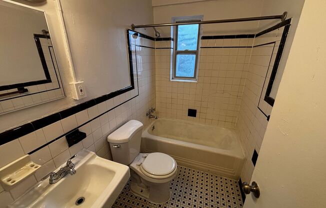 1 bed, 1 bath, $995, Unit C33