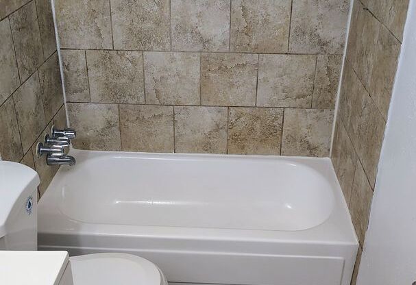 2 beds, 1 bath, 849 sqft, $1,300, Unit 2-246