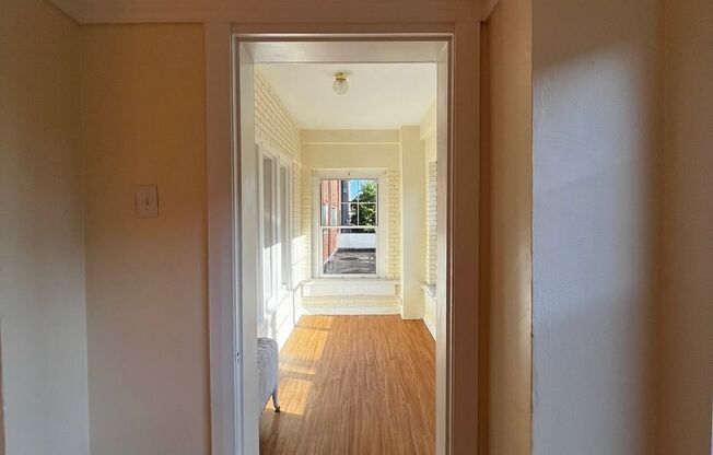 1 bed, 1 bath, 572 sqft, $1,485, Unit Old King Edward 17