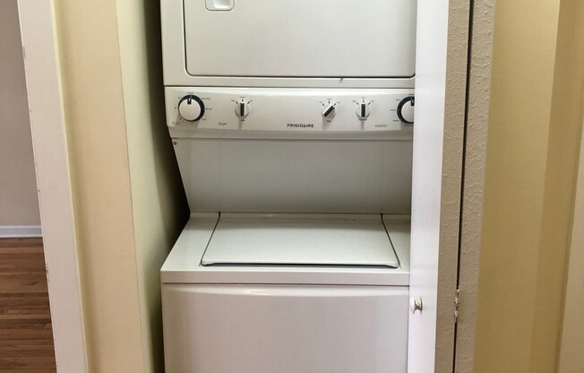 2 beds, 1 bath, $1,800, Unit 4750 #2E