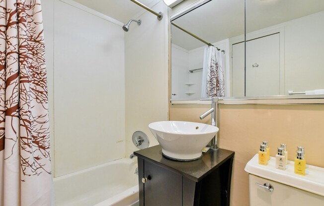 Studio, 1 bath, 635 sqft, $2,575, Unit 14L