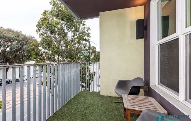 Bayview: Bi-Level 3 Bed 3 Bath w/ Parking, W/D in unit & 2 Balconies